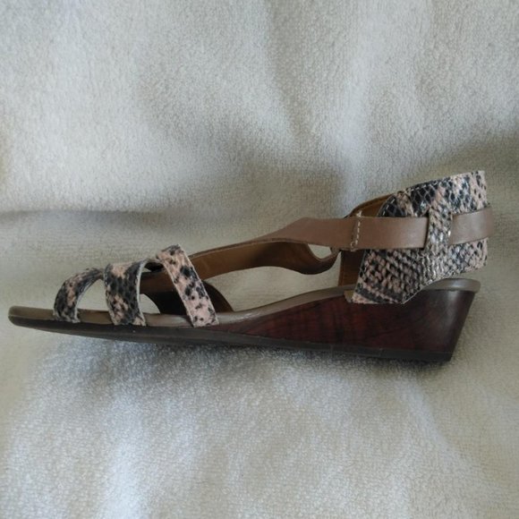 Women Clarks Pink Snakeskin Design Sandals 7 1/2 M - Picture 8 of 10